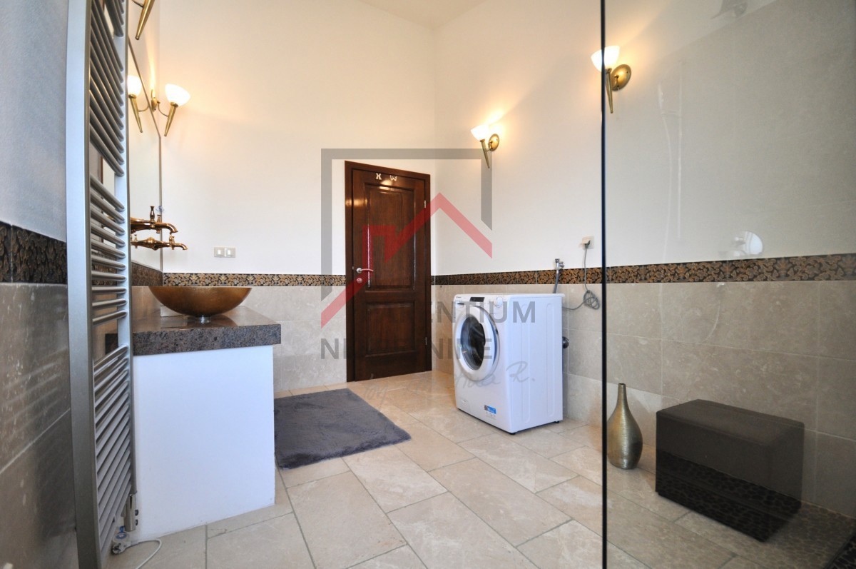 Istra, Poreč - EKSKLUZIVNO - Hiša z bazenom in dvema ločenima apartmajema 4 km od morja