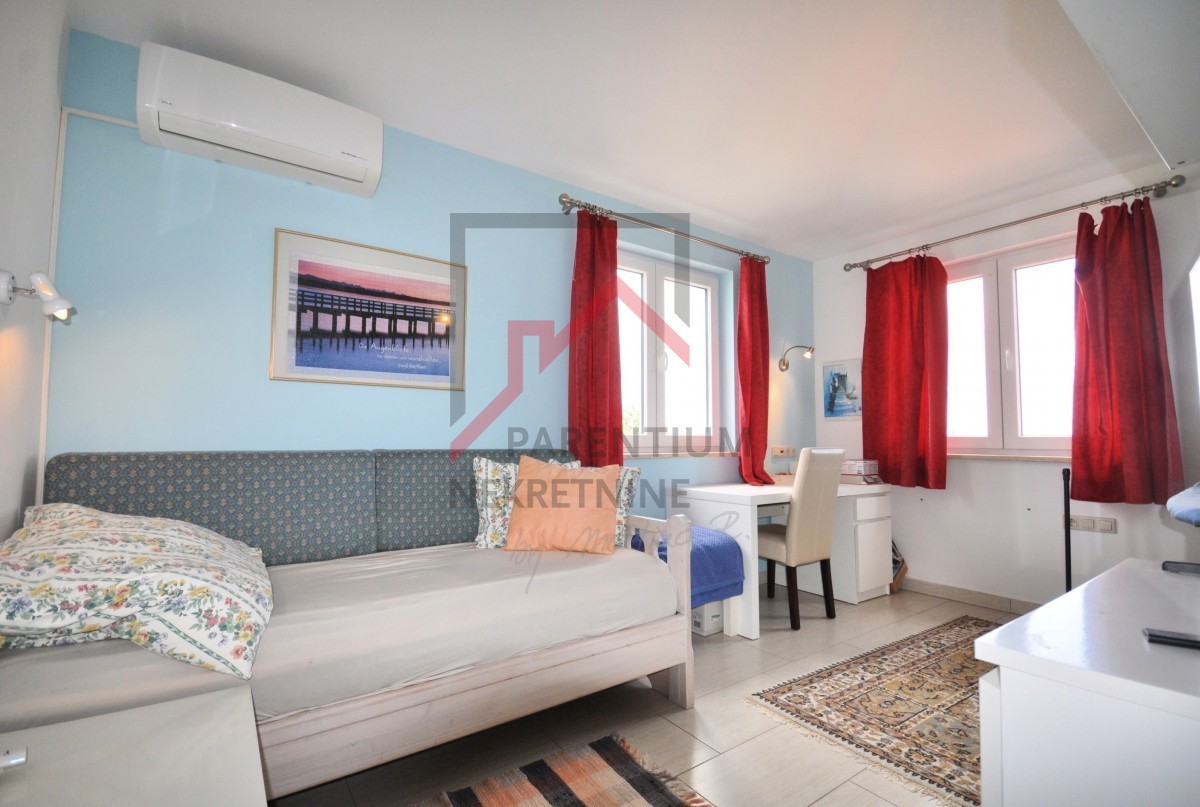 Istra, Poreč - EKSKLUZIVNO - Hiša z bazenom in dvema ločenima apartmajema 4 km od morja