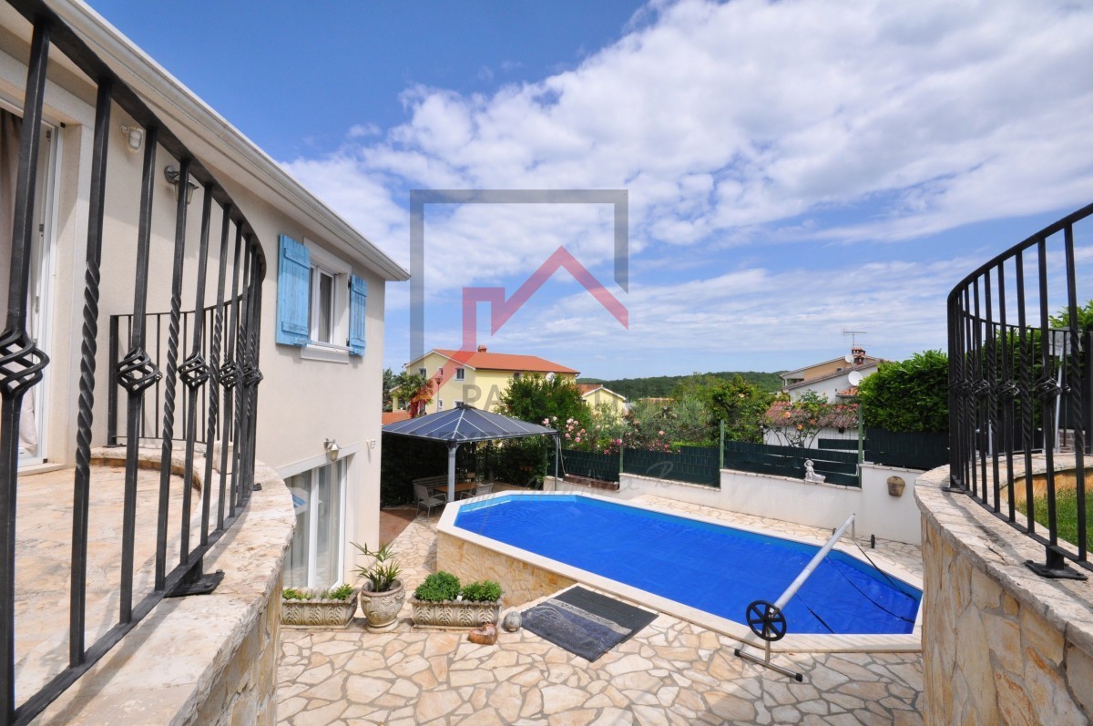 Istra, Poreč - EKSKLUZIVNO - Hiša z bazenom in dvema ločenima apartmajema 4 km od morja