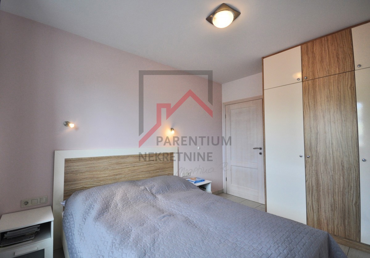 Istra, Poreč - EKSKLUZIVNO - Hiša z bazenom in dvema ločenima apartmajema 4 km od morja