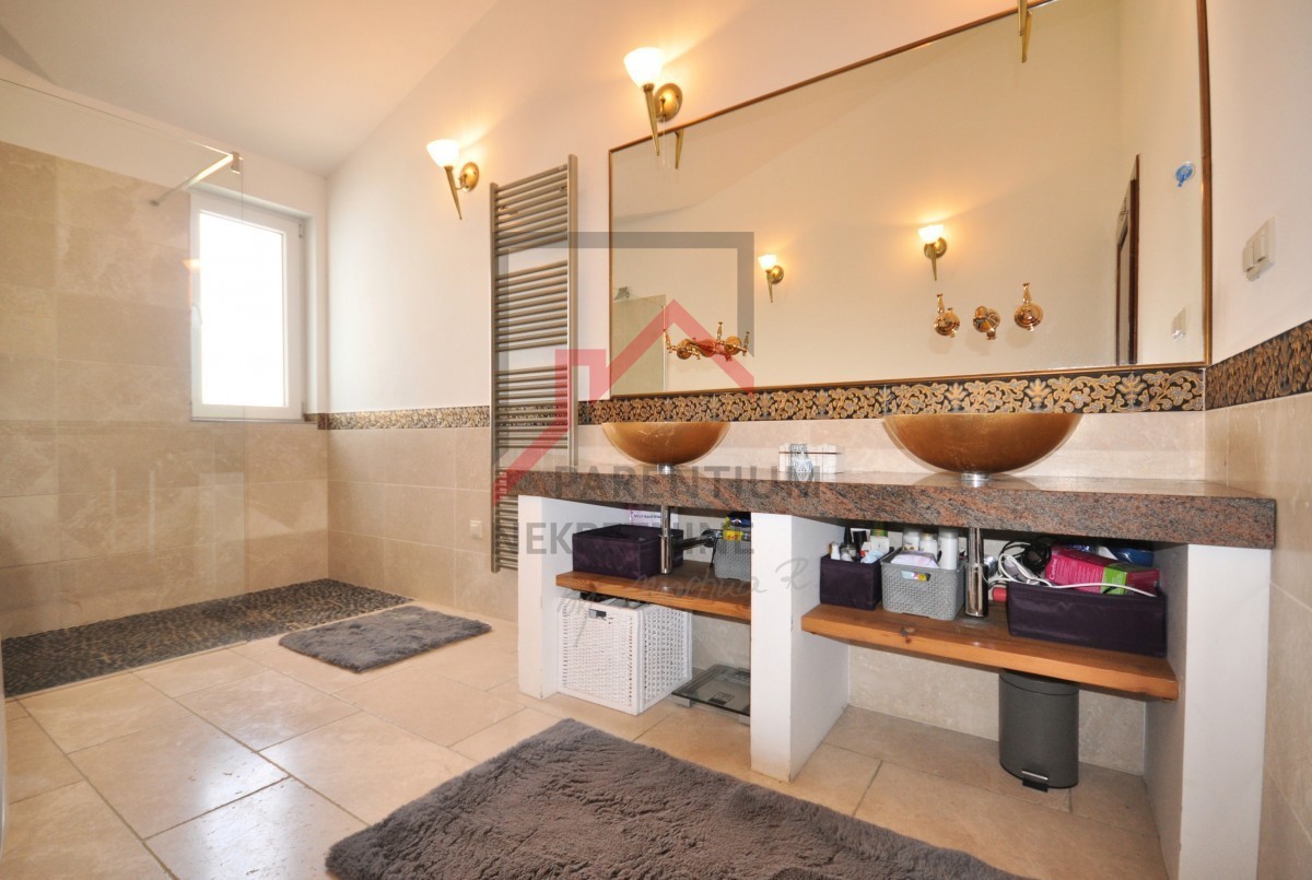 Istra, Poreč - EKSKLUZIVNO - Hiša z bazenom in dvema ločenima apartmajema 4 km od morja