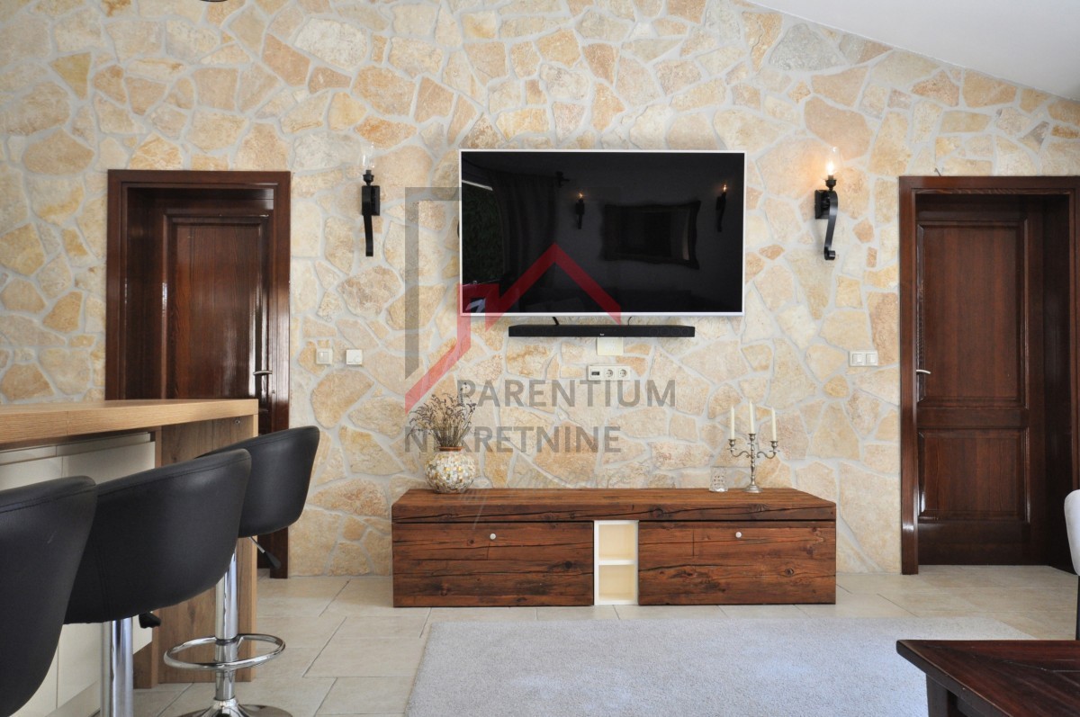 Istra, Poreč - EKSKLUZIVNO - Hiša z bazenom in dvema ločenima apartmajema 4 km od morja