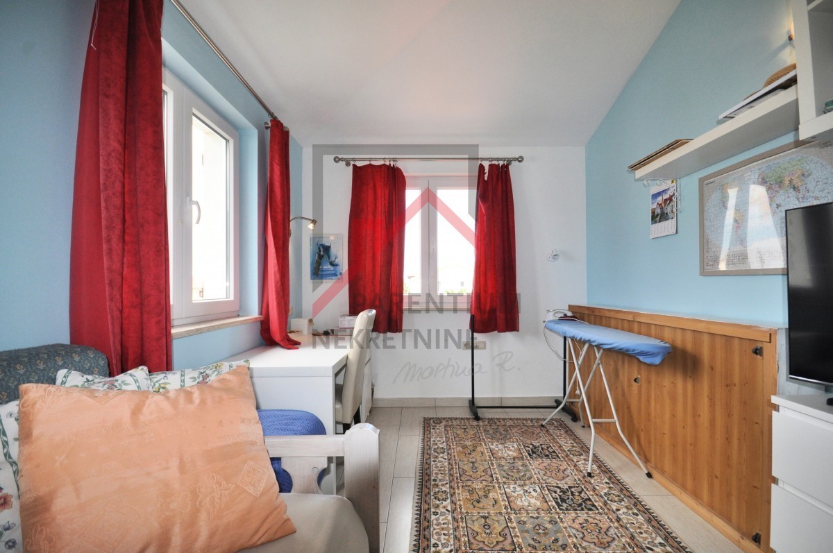 Istra, Poreč - EKSKLUZIVNO - Hiša z bazenom in dvema ločenima apartmajema 4 km od morja