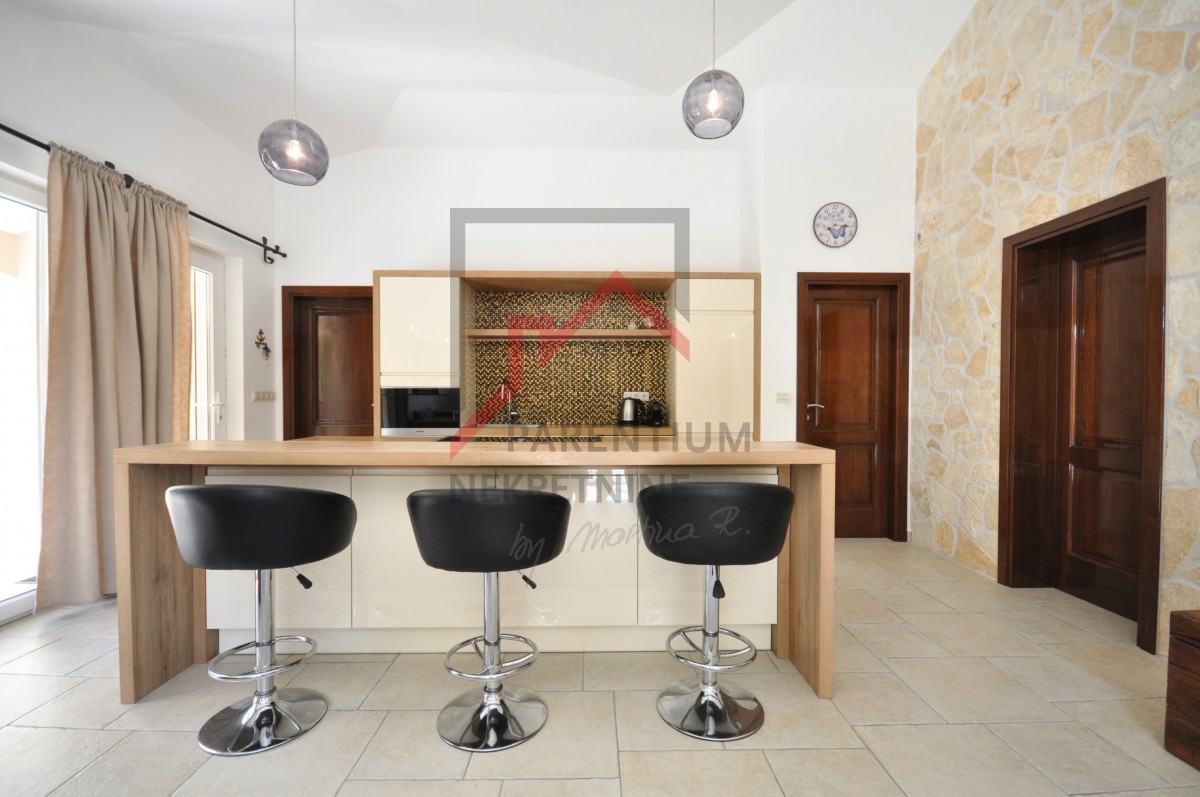 Istra, Poreč - EKSKLUZIVNO - Hiša z bazenom in dvema ločenima apartmajema 4 km od morja