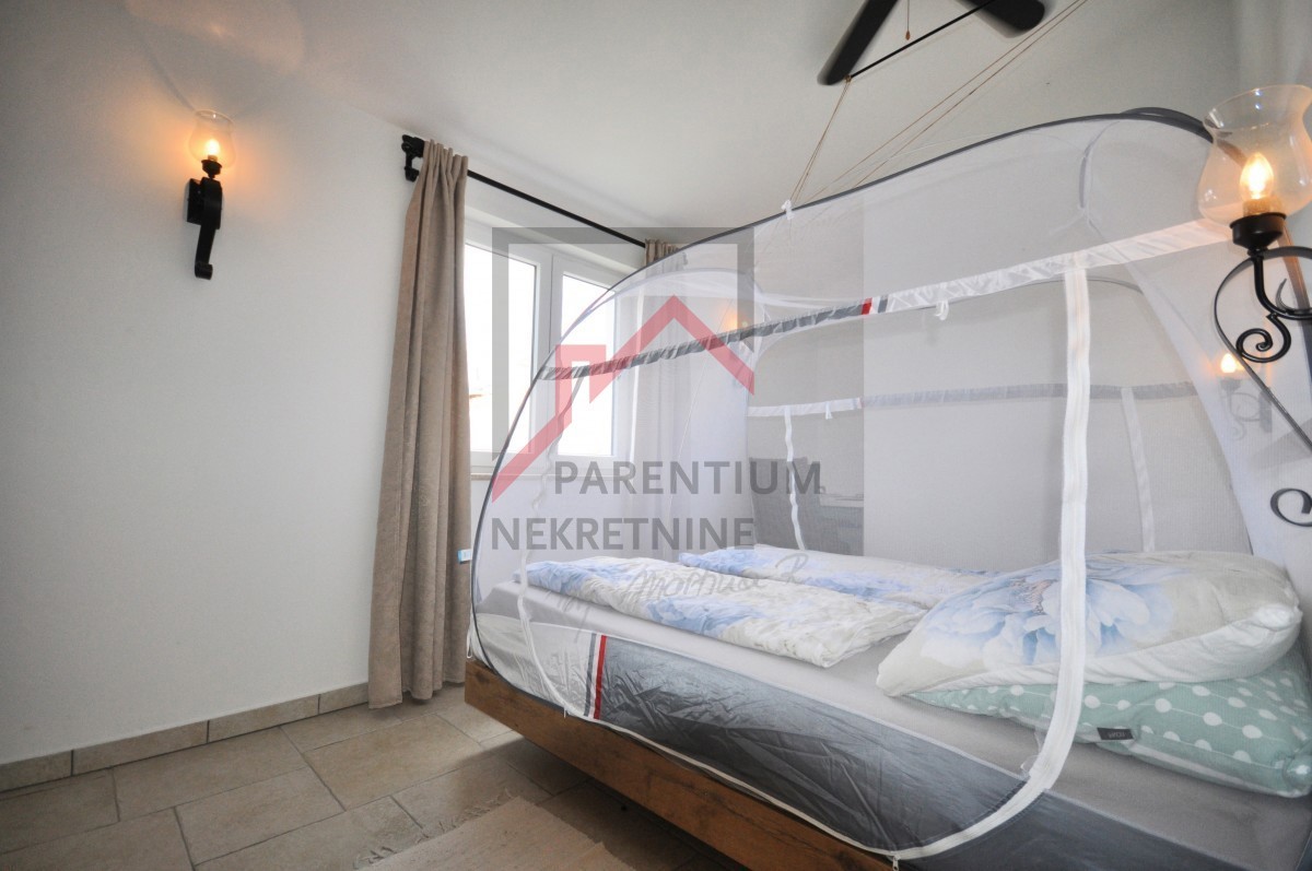 Istra, Poreč - EKSKLUZIVNO - Hiša z bazenom in dvema ločenima apartmajema 4 km od morja