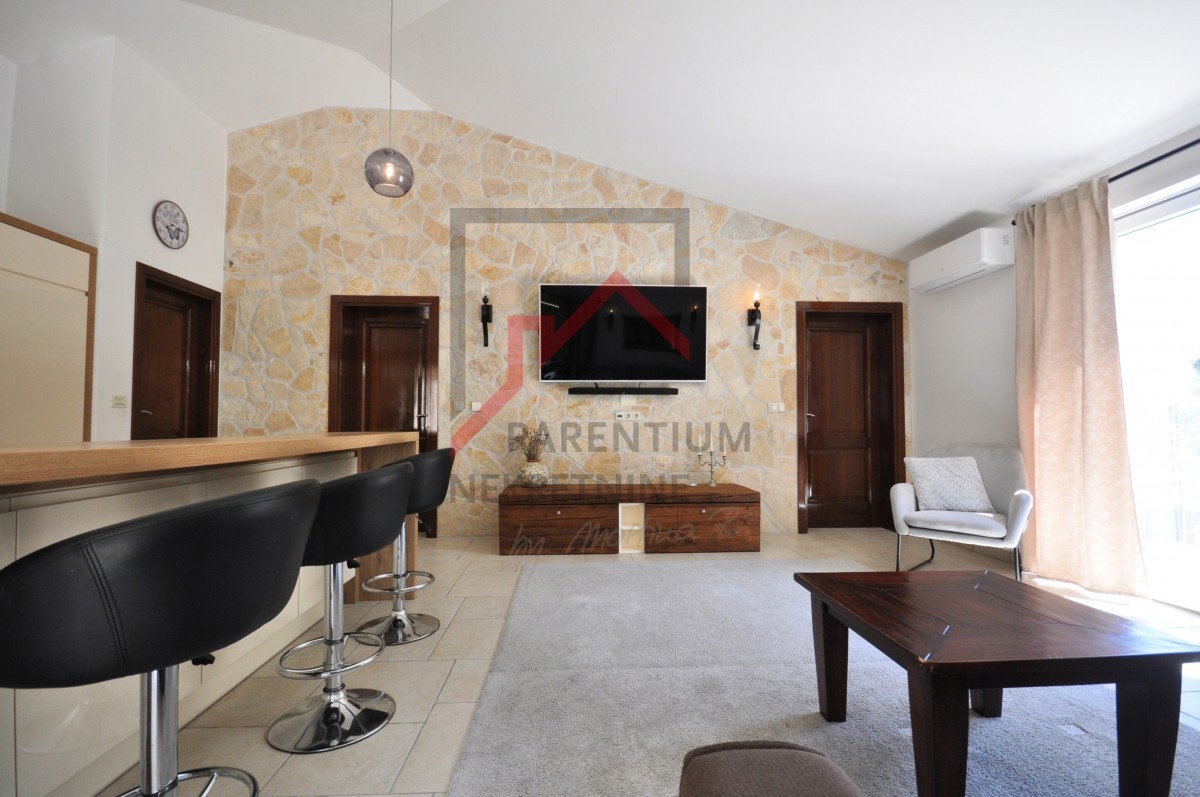 Istra, Poreč - EKSKLUZIVNO - Hiša z bazenom in dvema ločenima apartmajema 4 km od morja