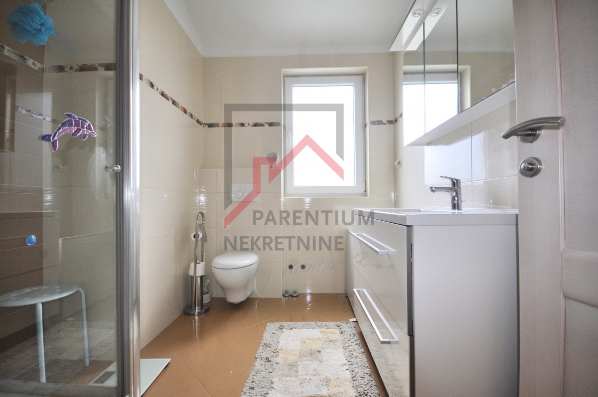 Istra, Poreč - EKSKLUZIVNO - Hiša z bazenom in dvema ločenima apartmajema 4 km od morja