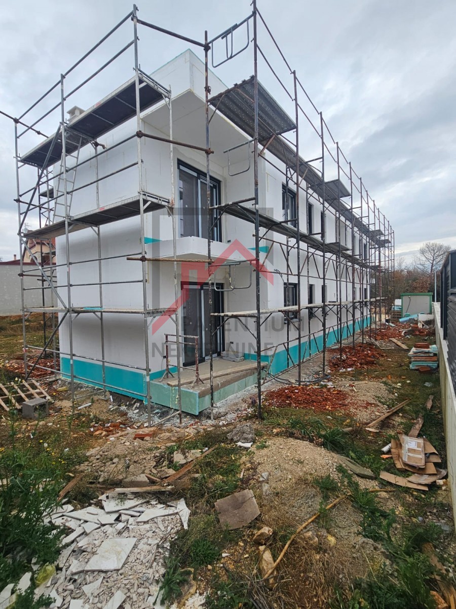 Apartma z dvoriščem nedaleč od mesta in morja