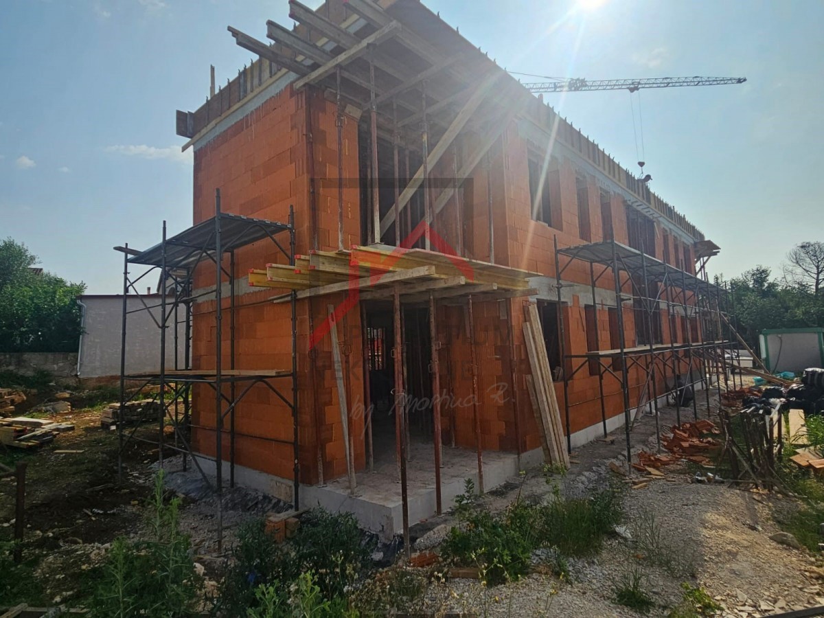 Apartma z dvoriščem nedaleč od mesta in morja