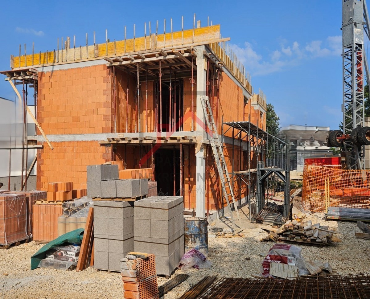 Apartma z dvoriščem nedaleč od mesta in morja
