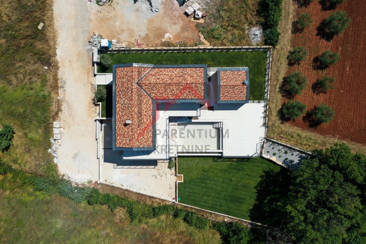 Vila v mirni soseski z garažo in bazenom
