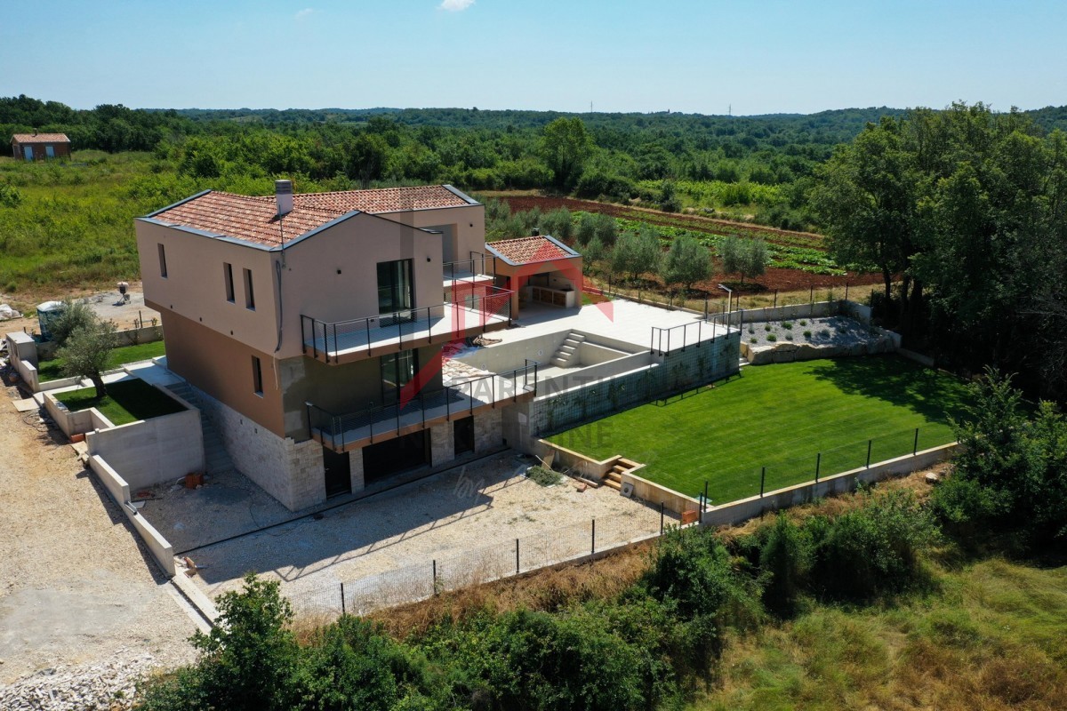 Vila v mirni soseski z garažo in bazenom