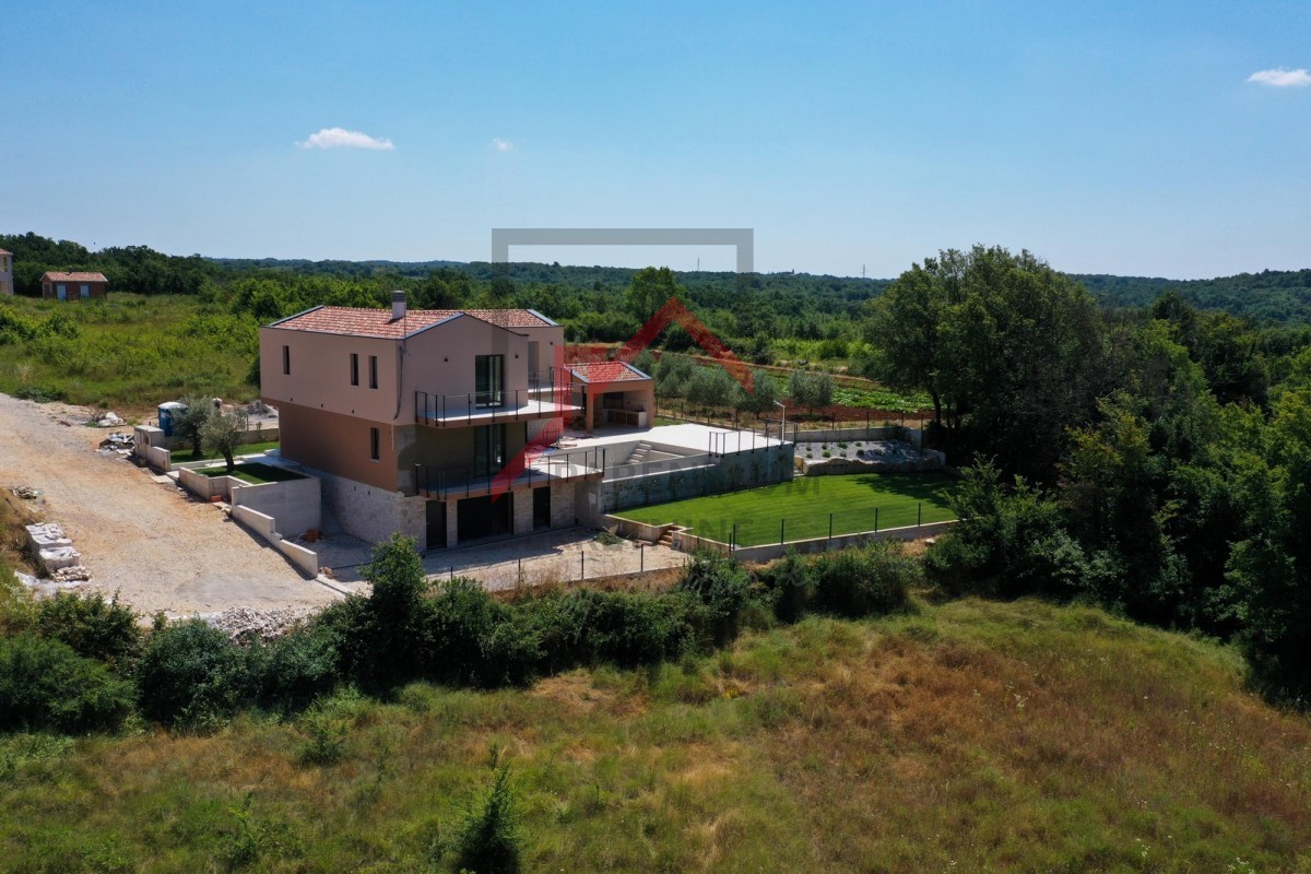 Vila v mirni soseski z garažo in bazenom