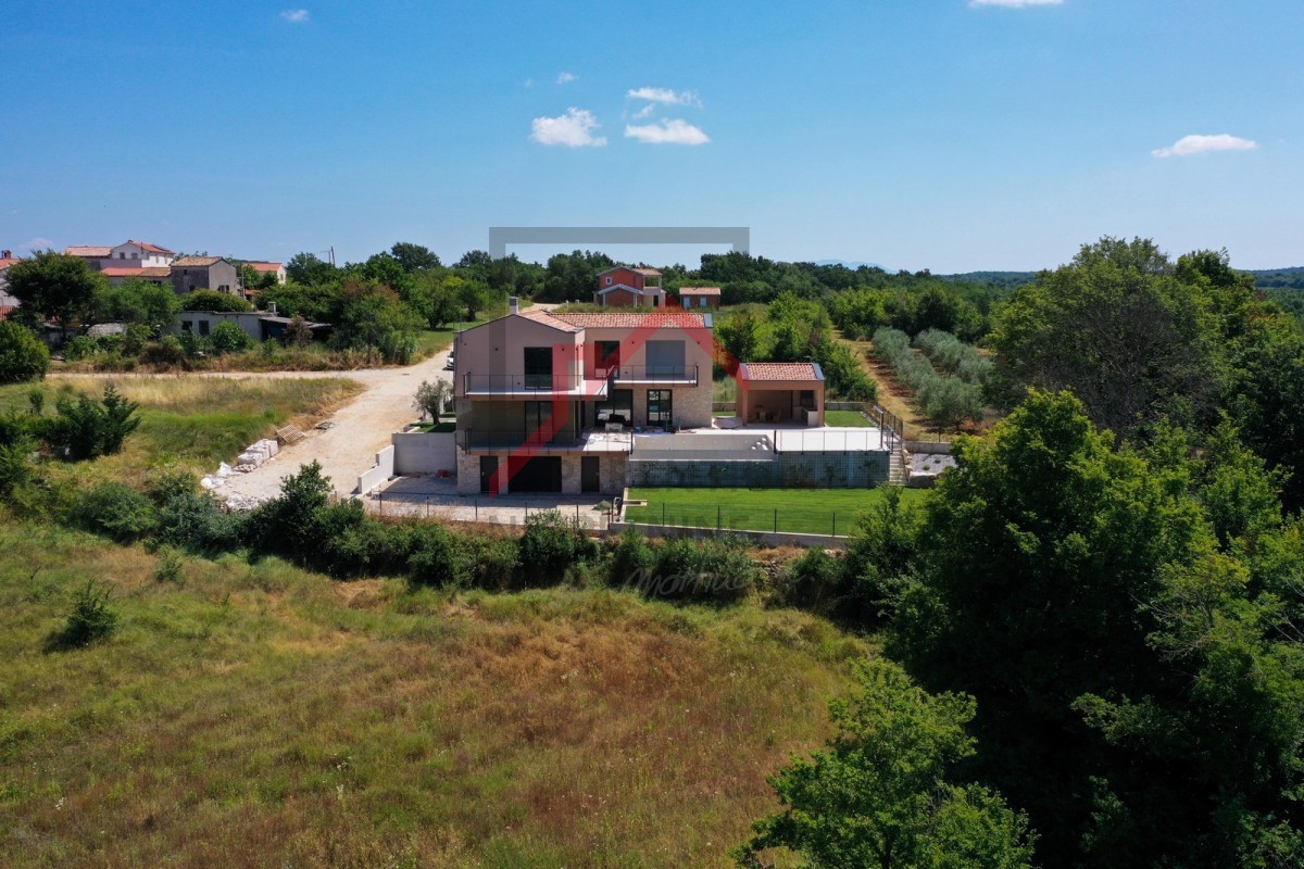 Vila v mirni soseski z garažo in bazenom
