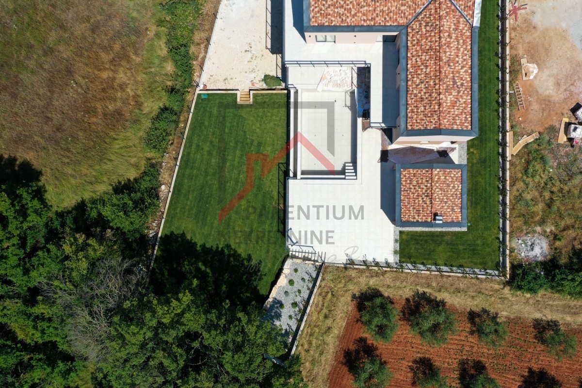 Vila v mirni soseski z garažo in bazenom