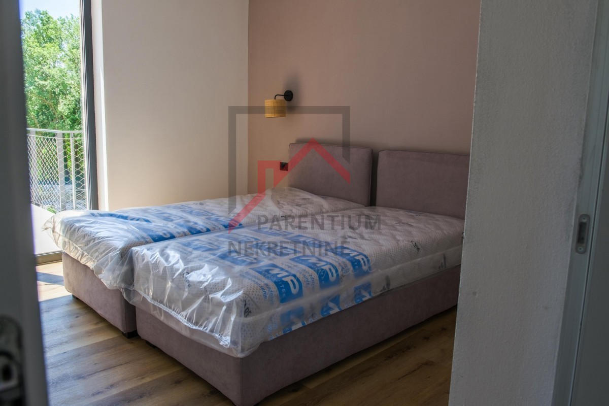 Vila v mirni soseski z garažo in bazenom