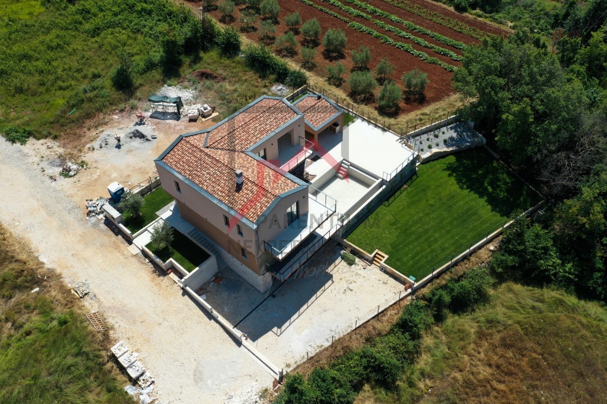 Vila v mirni soseski z garažo in bazenom