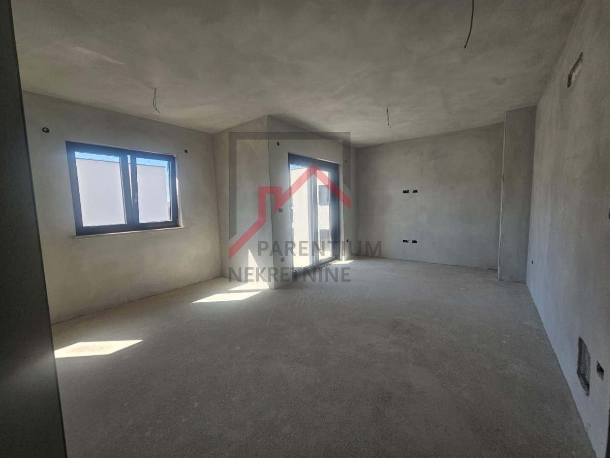 Apartma v prvem nadstropju z dvema spalnicama - novogradnja! Blizu mesta in morja