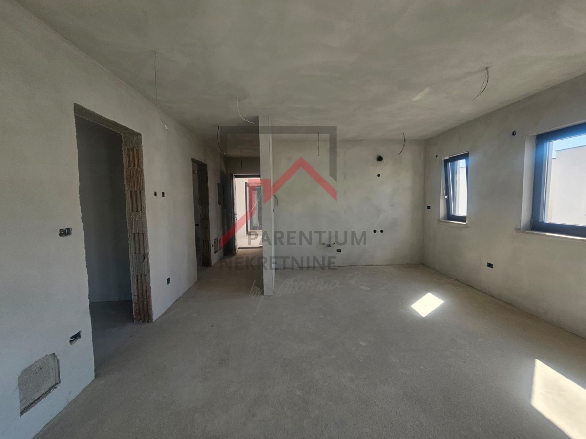 Apartma v prvem nadstropju z dvema spalnicama - novogradnja! Blizu mesta in morja