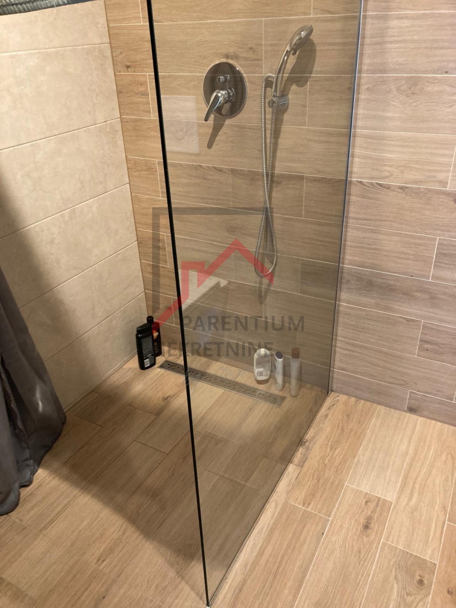 Istra, Poreč - Moderno stanovanje v mirni vasi, idealno za bivanje in investicijo