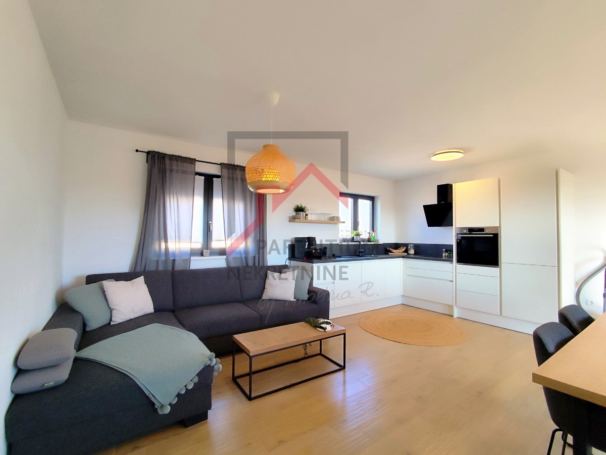 Istra, Poreč - Moderno stanovanje v mirni vasi, idealno za bivanje in investicijo