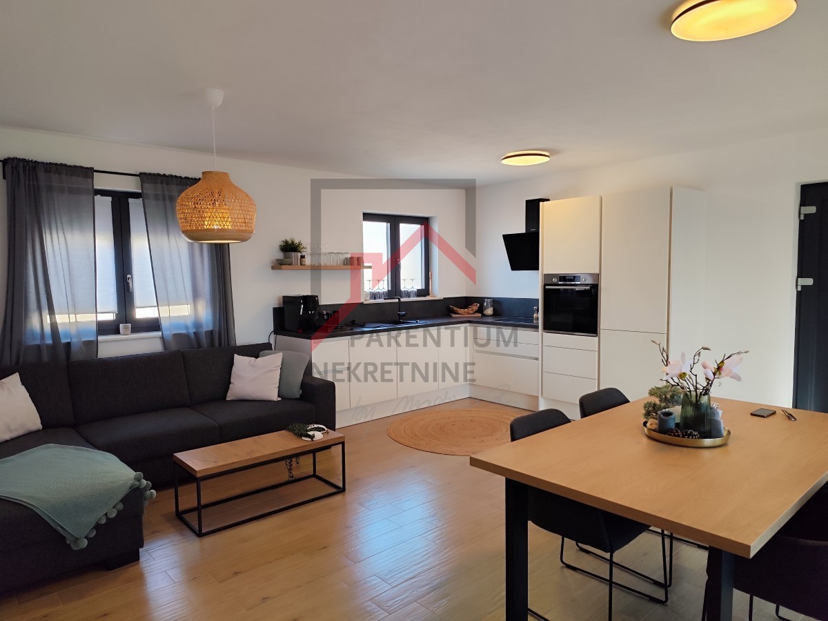 Istra, Poreč - Moderno stanovanje v mirni vasi, idealno za bivanje in investicijo