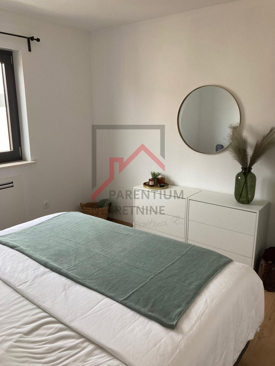 Istra, Poreč - Moderno stanovanje v mirni vasi, idealno za bivanje in investicijo