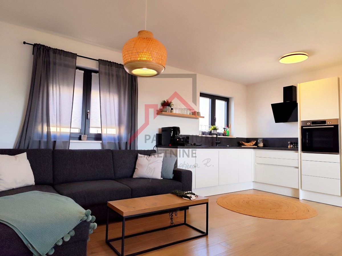 Istra, Poreč - Moderno stanovanje v mirni vasi, idealno za bivanje in investicijo