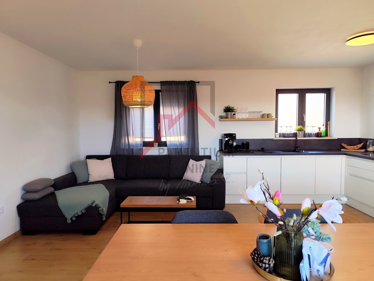 Istra, Poreč - Moderno stanovanje v mirni vasi, idealno za bivanje in investicijo