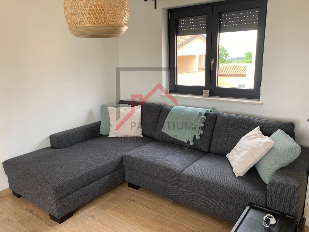 Istra, Poreč - Moderno stanovanje v mirni vasi, idealno za bivanje in investicijo