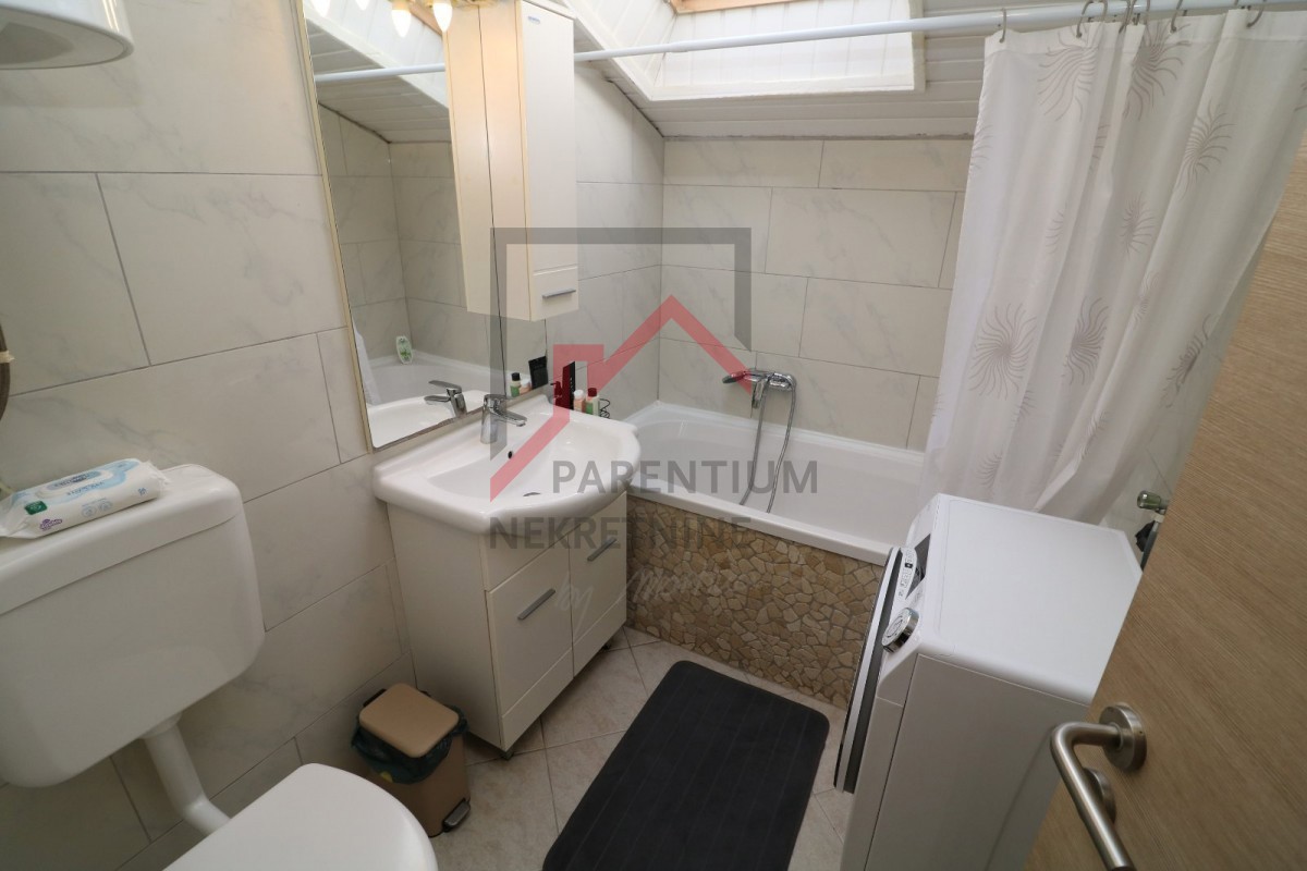 Istra, center Poreča - prenovljeno stanovanje z ložo, 300 m od morja