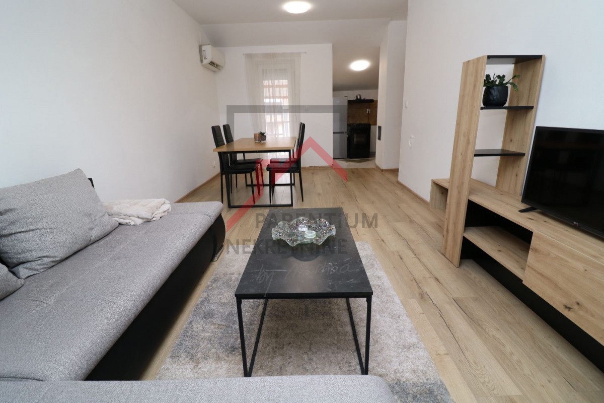 Istra, center Poreča - prenovljeno stanovanje z ložo, 300 m od morja