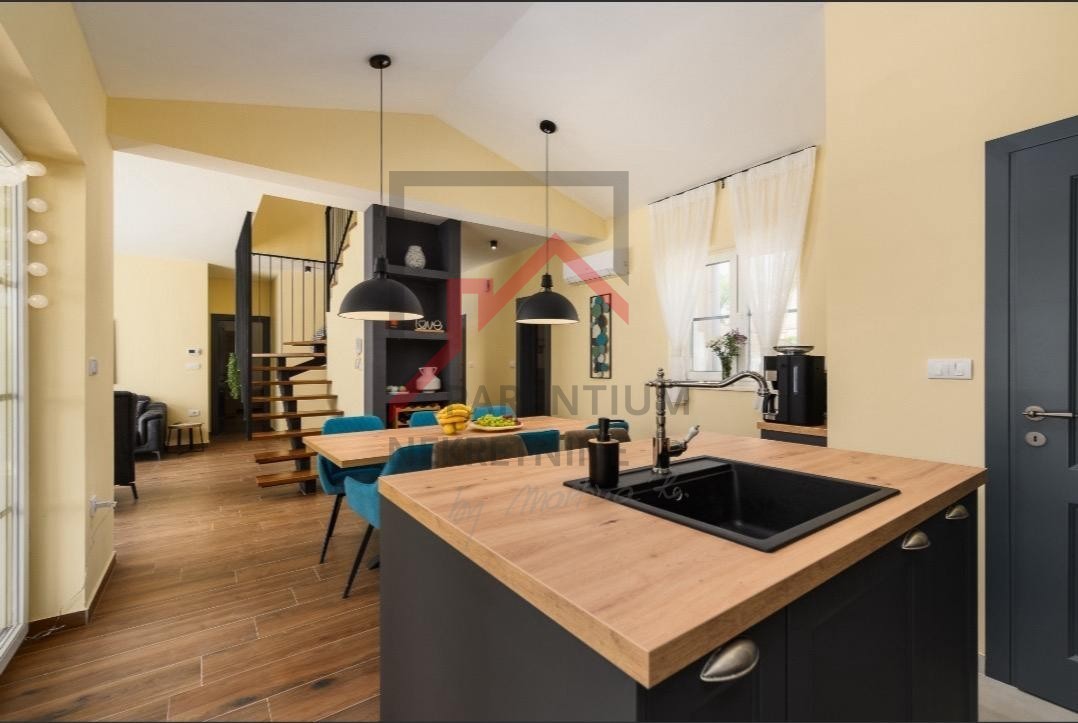 Rovinj, okolica, novozgrajena hiša z garsonjero