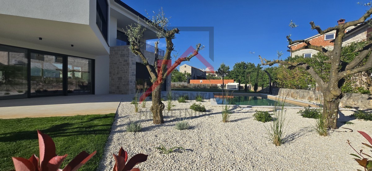 Čudovita moderna vila z bazenom