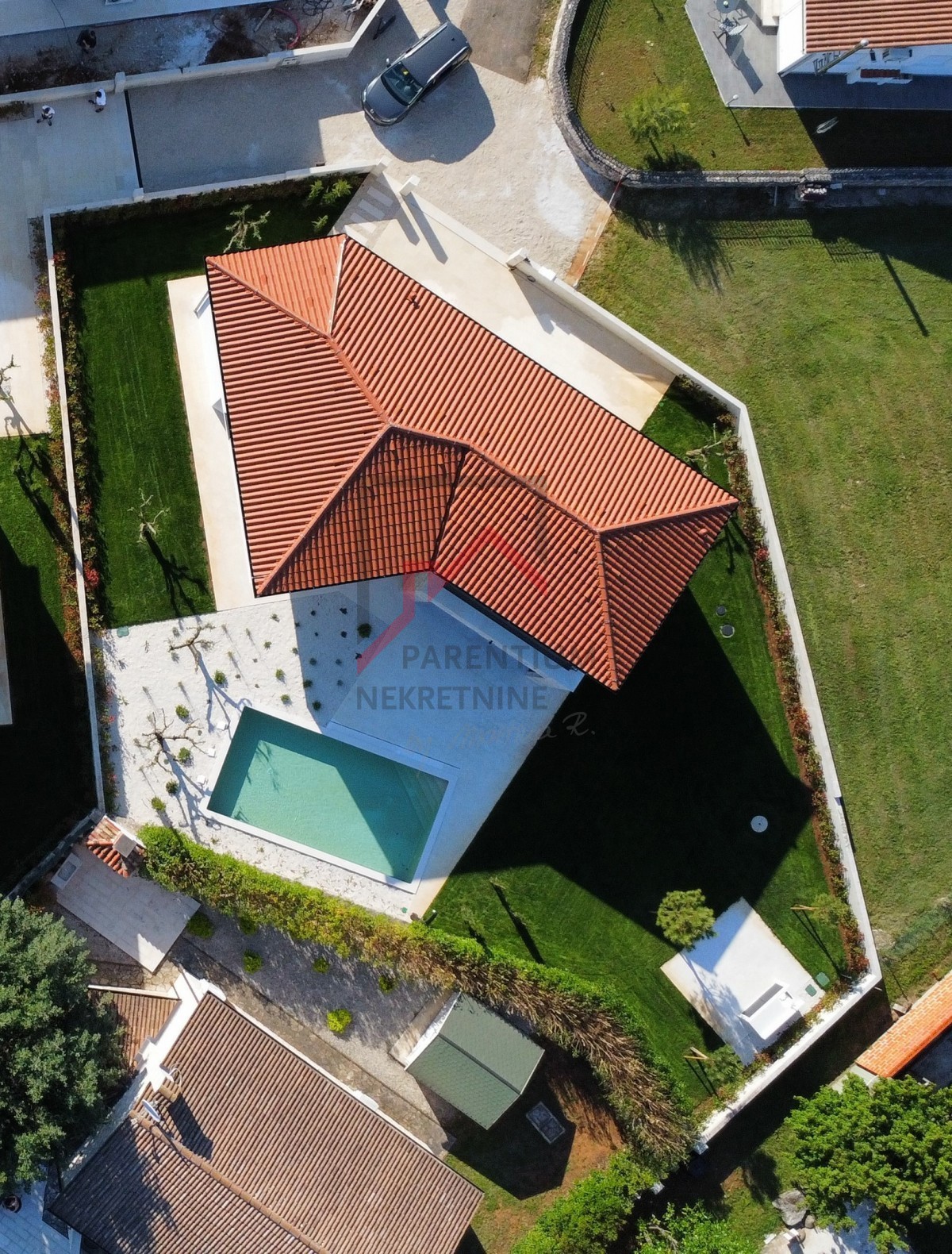 Čudovita moderna vila z bazenom