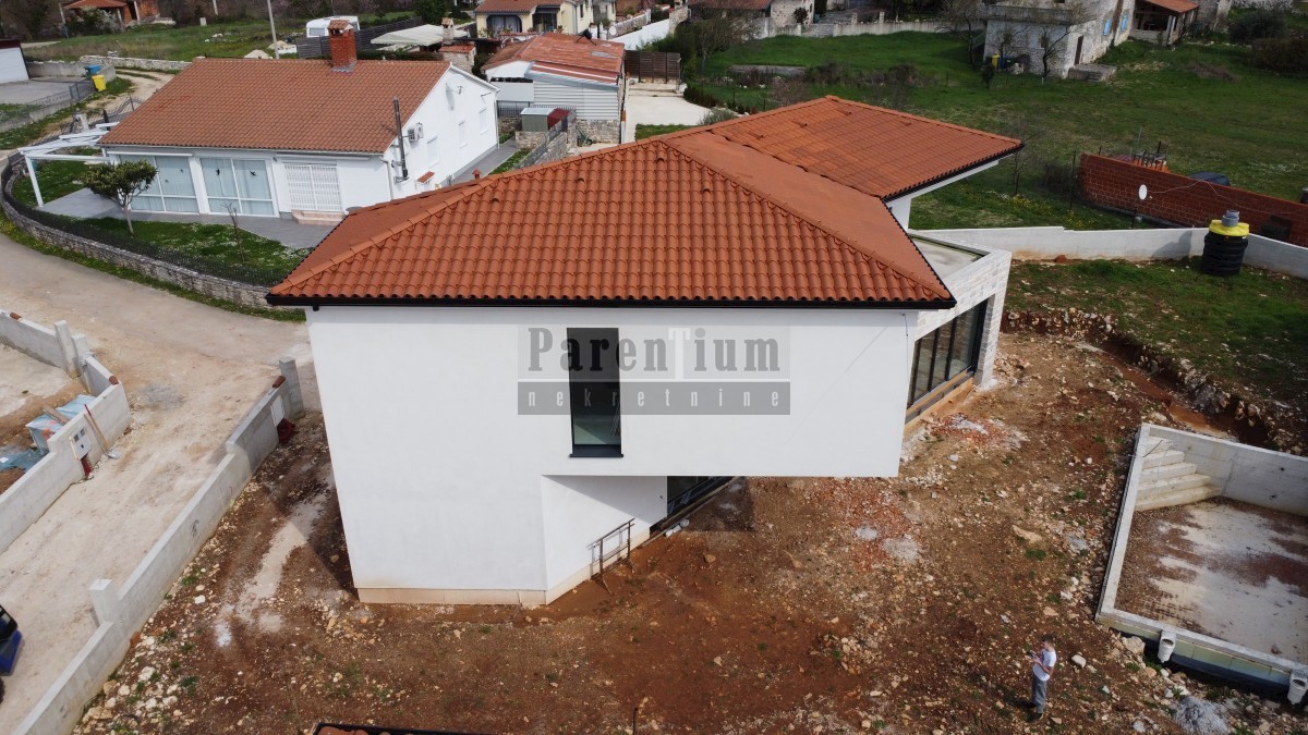 Čudovita moderna vila z bazenom