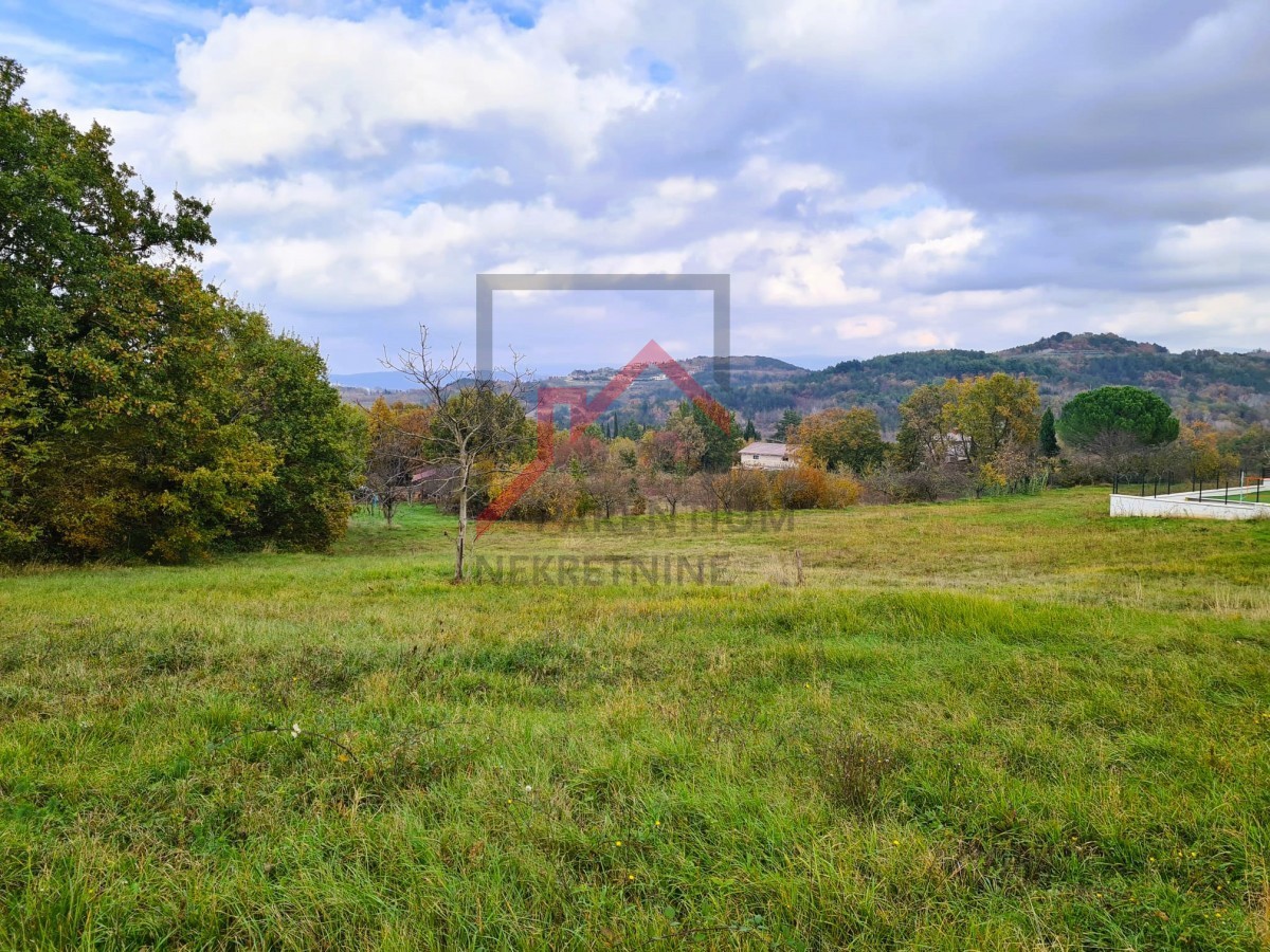 Istra, Karojba - Zazidljivo zemljišče na odlični lokaciji s projektom