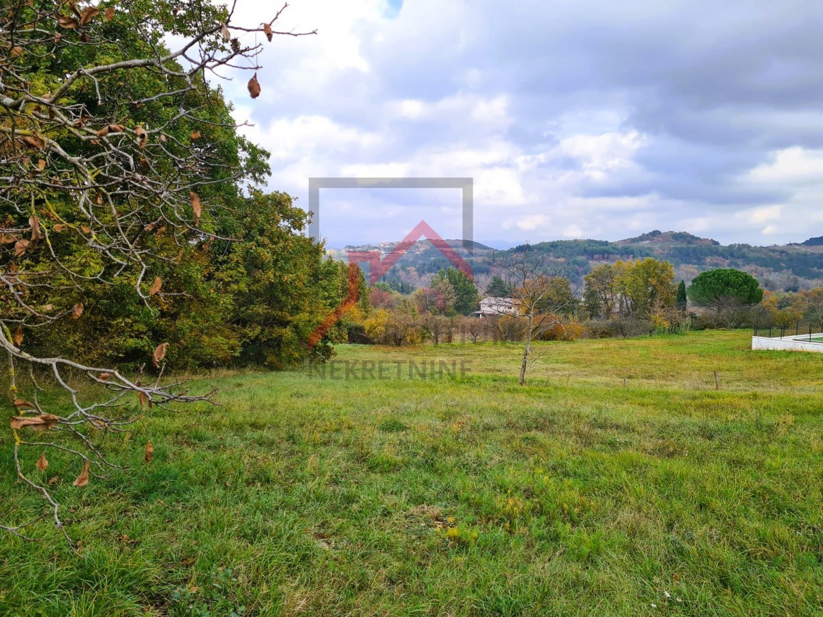 Istra, Karojba - Zazidljivo zemljišče na odlični lokaciji s projektom