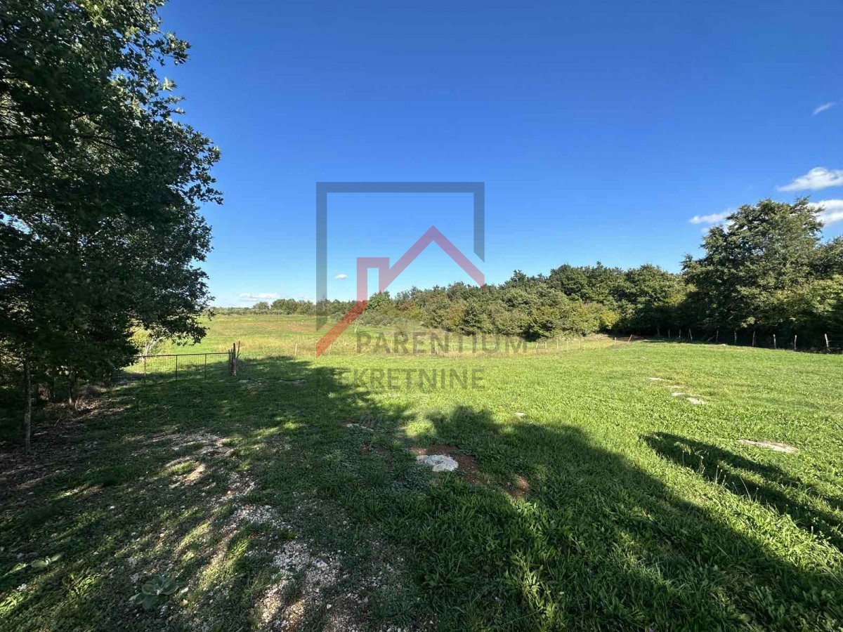 Gradbeno zemljišče na mirni lokaciji na robu vasi