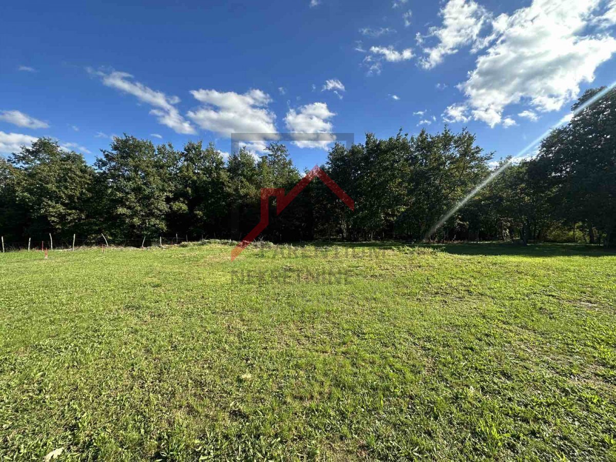 Gradbeno zemljišče na mirni lokaciji na robu vasi