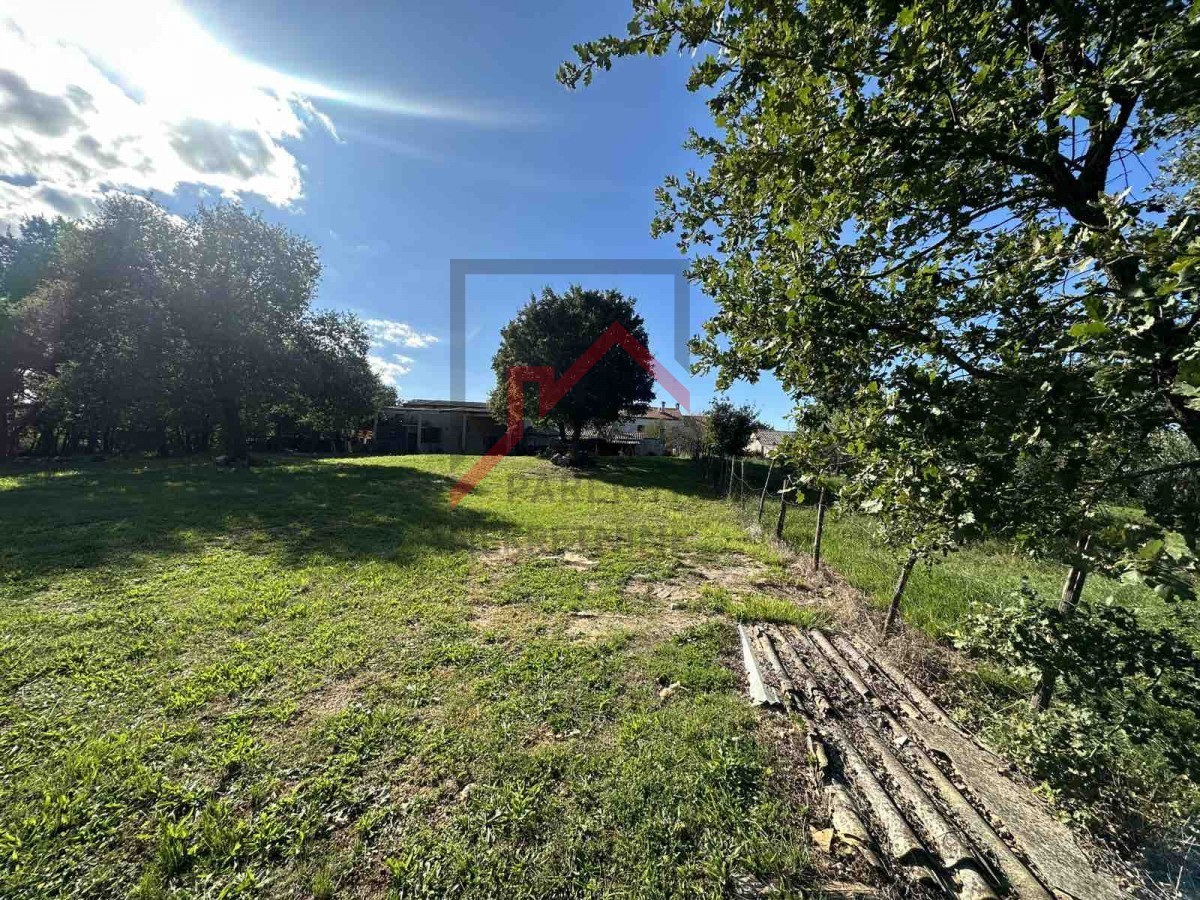 Gradbeno zemljišče na mirni lokaciji na robu vasi