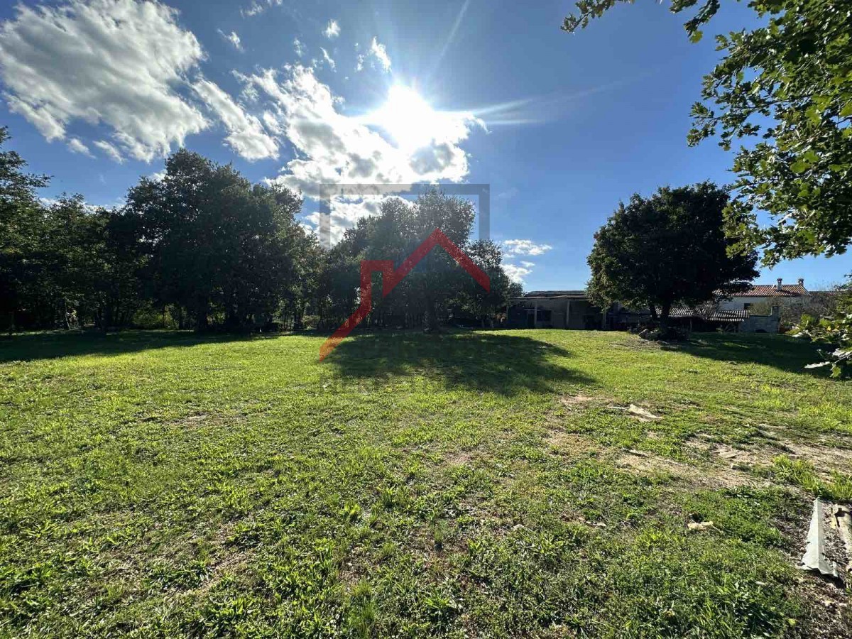 Gradbeno zemljišče na mirni lokaciji na robu vasi