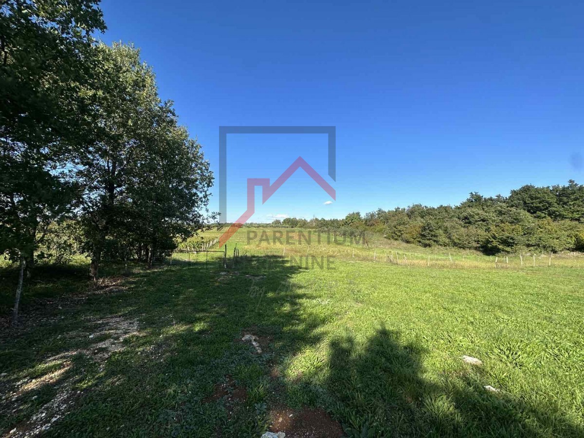 Gradbeno zemljišče na mirni lokaciji na robu vasi