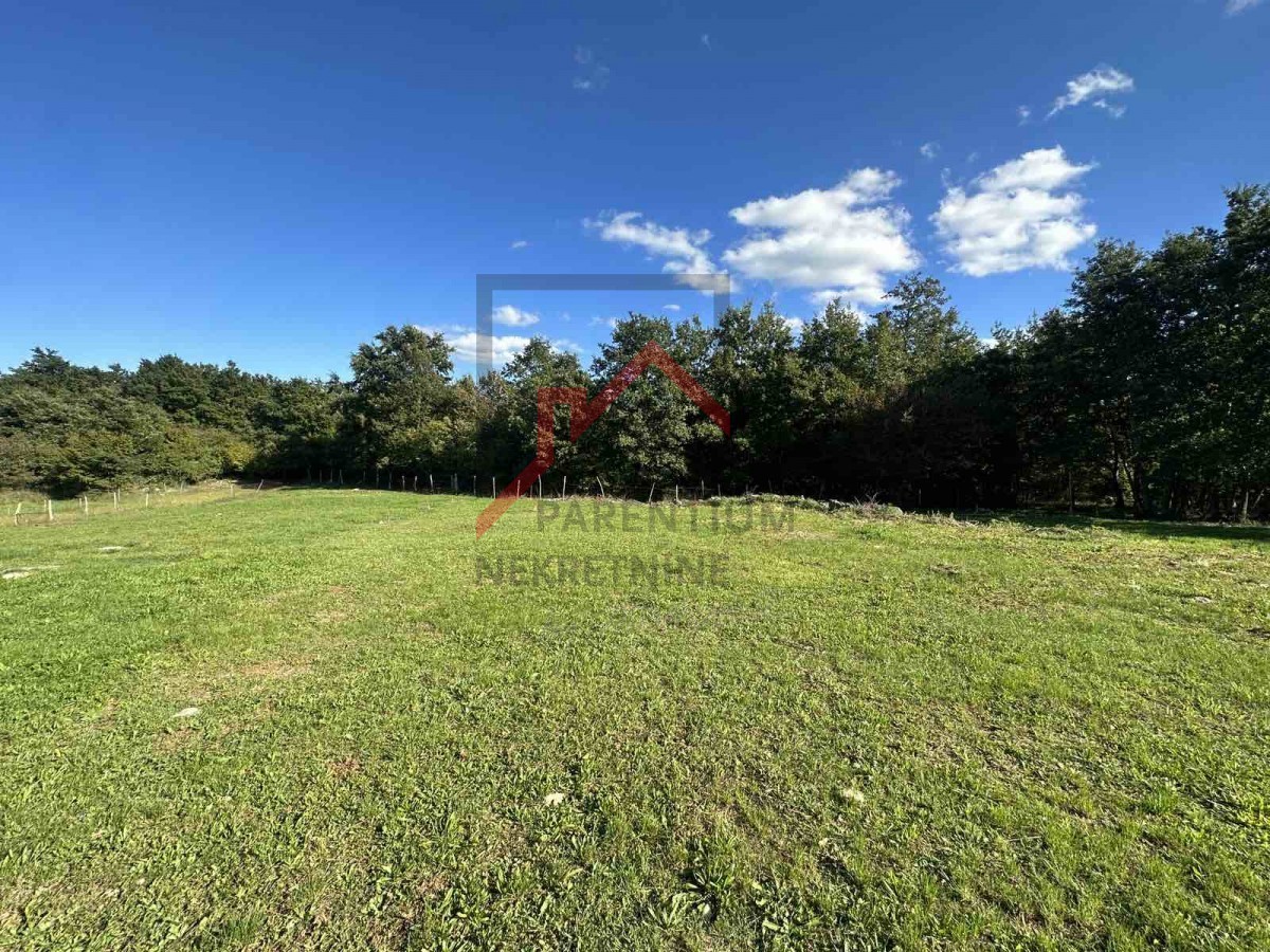 Gradbeno zemljišče na mirni lokaciji na robu vasi