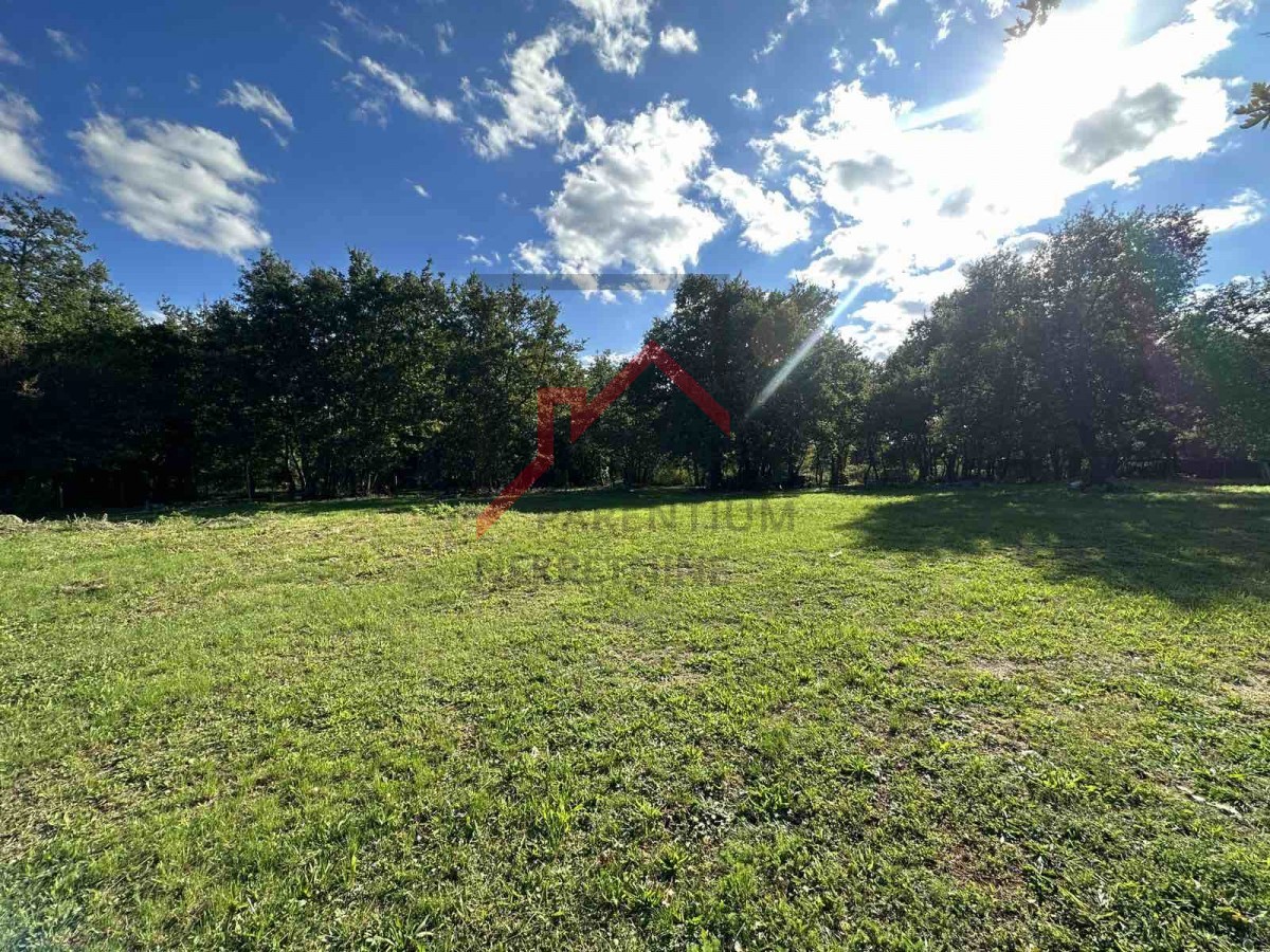 Gradbeno zemljišče na mirni lokaciji na robu vasi