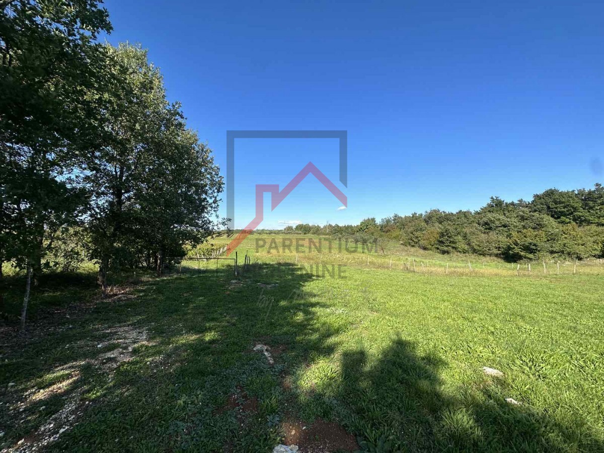 Gradbeno zemljišče na mirni lokaciji na robu vasi