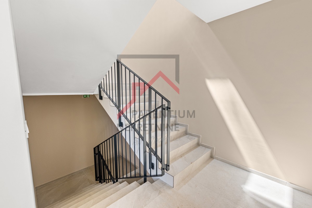 Istra, Novigrad - Istra, Novigrad - Moderna novogradnja z vrtom, teraso in pogledom na morje