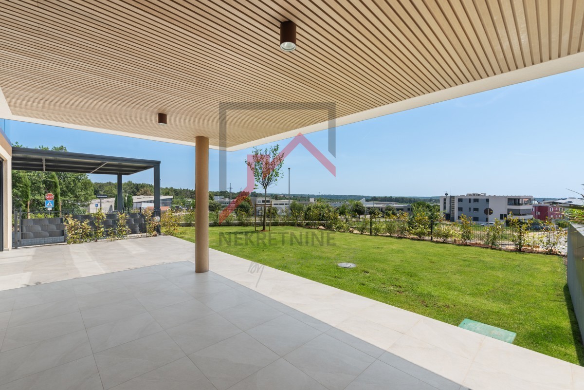 Istra, Novigrad - Istra, Novigrad - Moderna novogradnja z vrtom, teraso in pogledom na morje