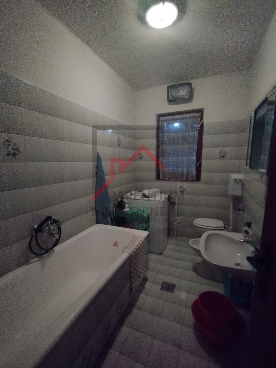 Samostojna hiša z velikim vrtom in gradbeno parcelo