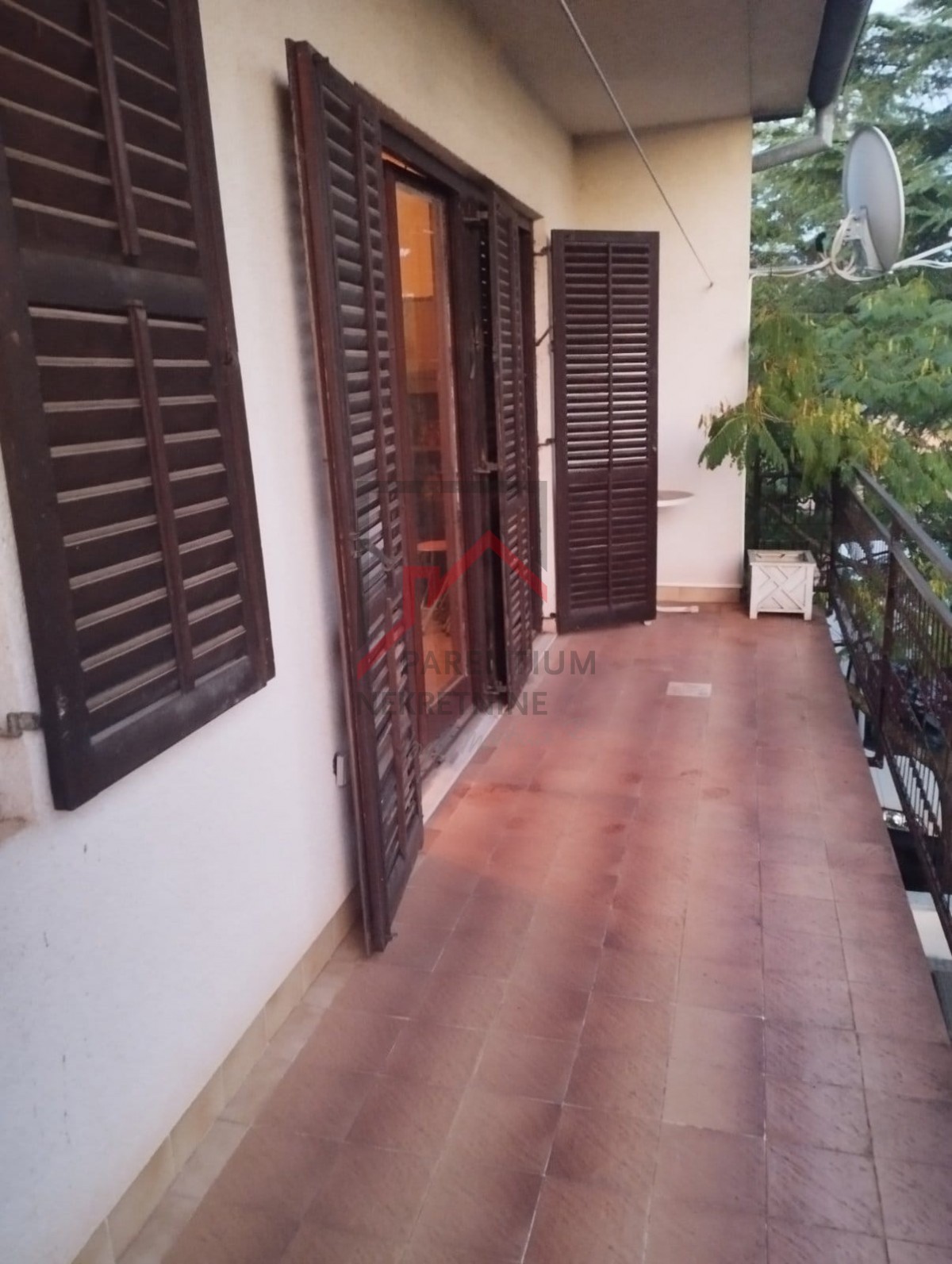 Samostojna hiša z velikim vrtom in gradbeno parcelo